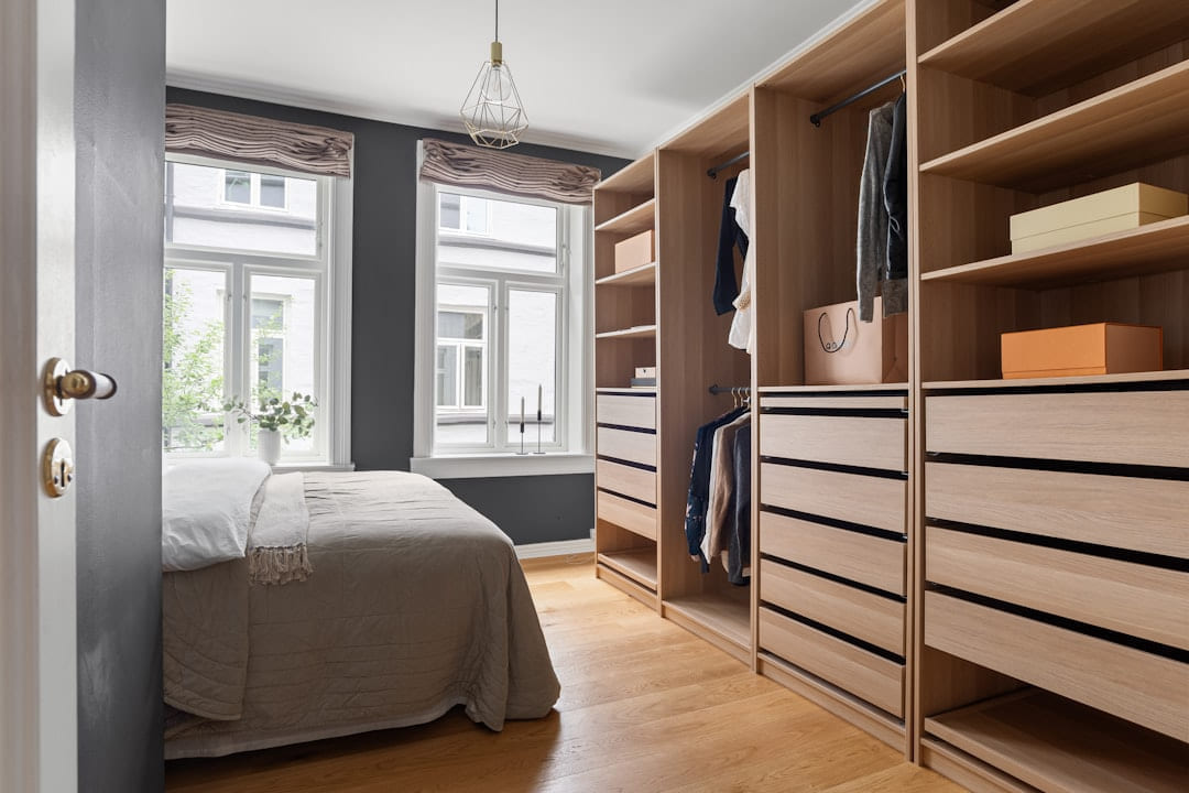 A bedroom with a bed and a closet on Hammer & Home